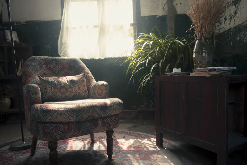 旧屋里的静谧时光图片