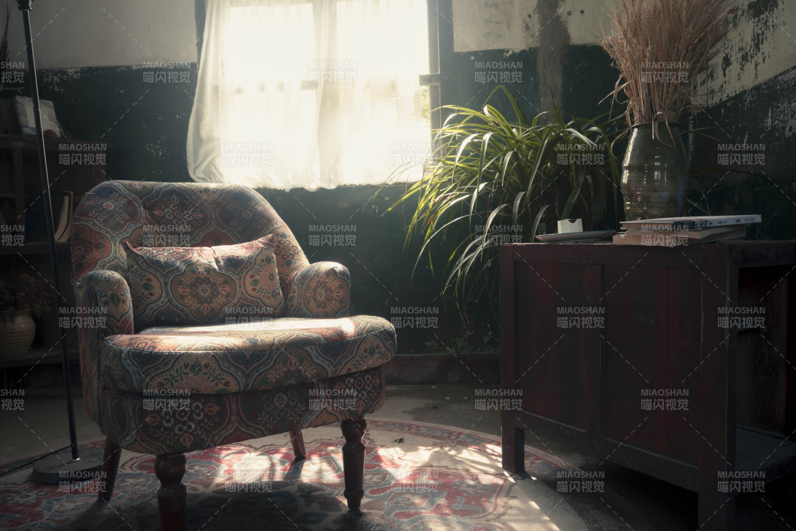 旧屋里的静谧时光图片