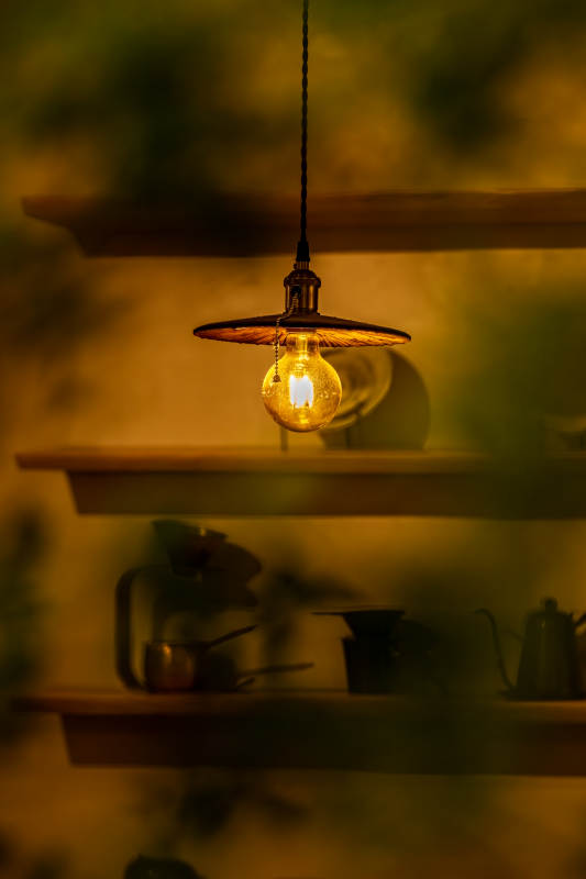 暖光灯下静谧时光图片