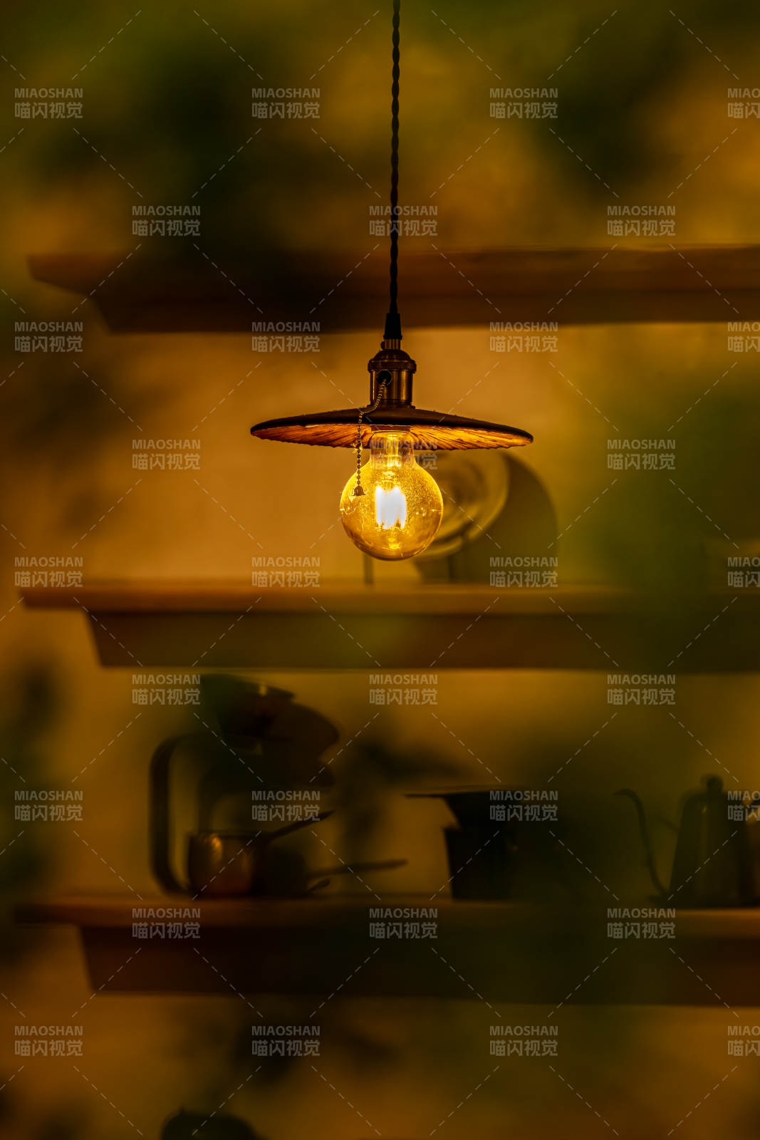 暖光灯下静谧时光图片