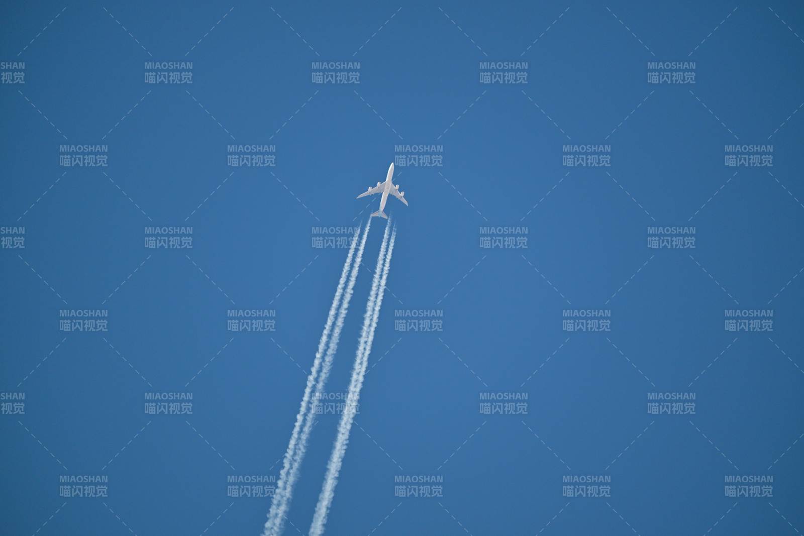 飞机划过蓝天图片