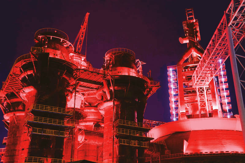 工业夜景红光璀璨图片