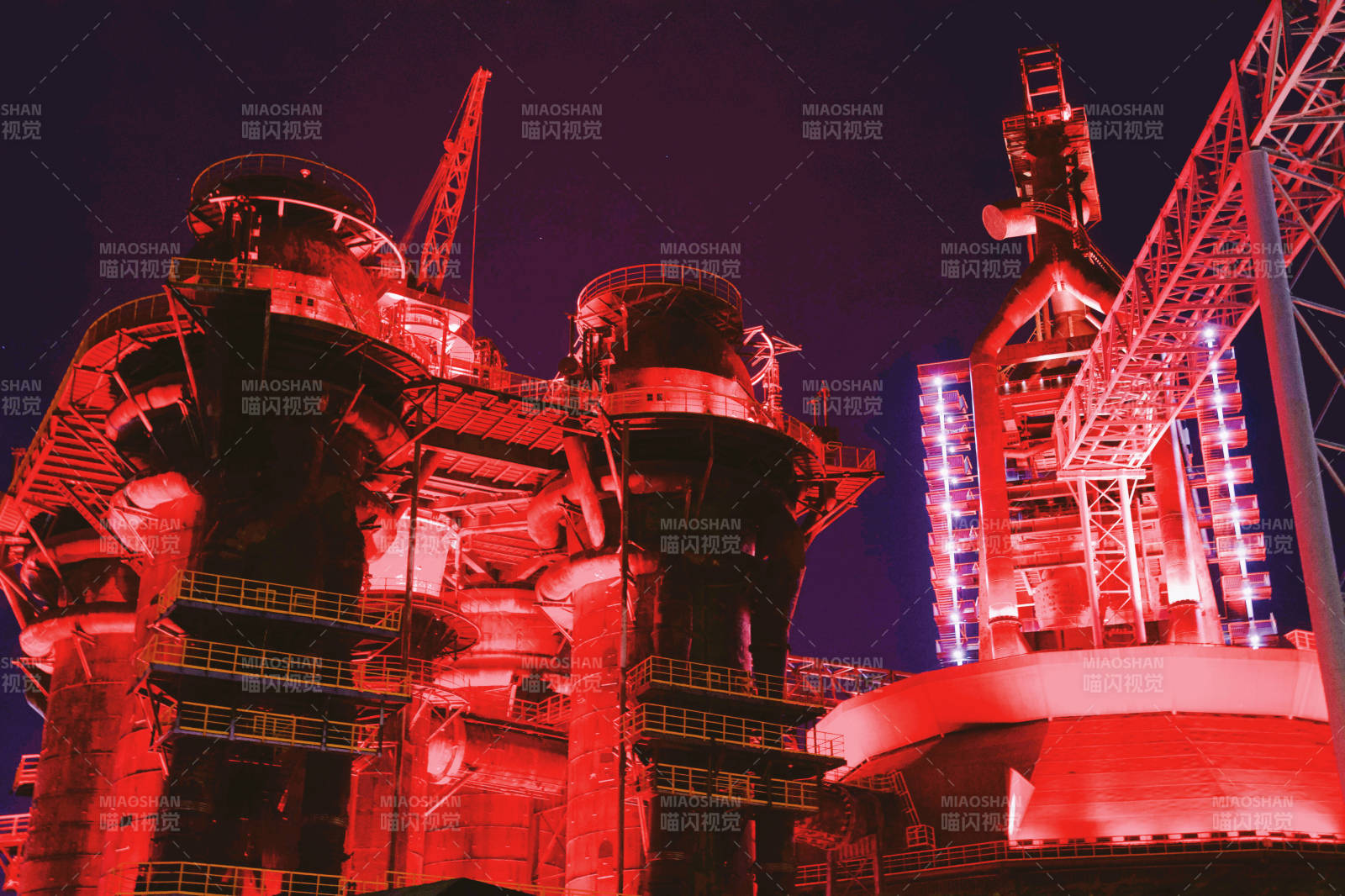 工业夜景红光璀璨图片