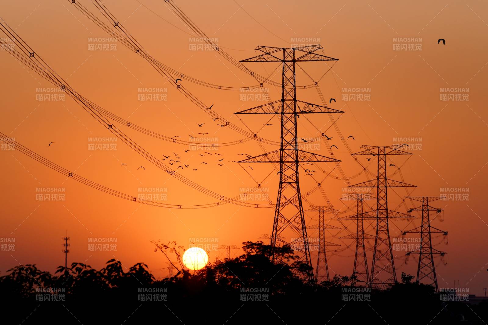 夕阳下的高压电塔图片