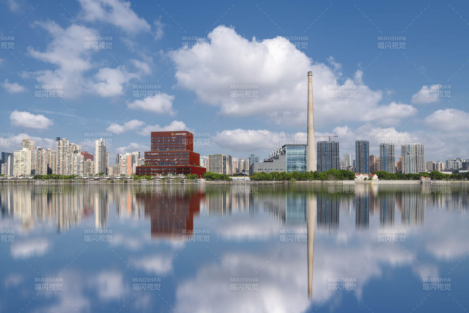 浦江浦西城市建筑倒影图片