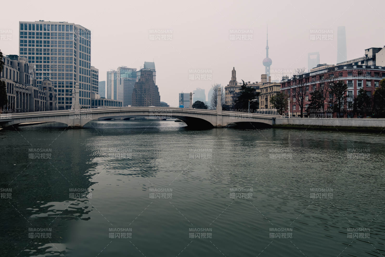 上海苏州河桥影图片