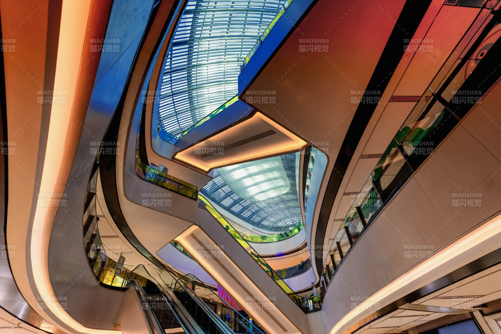 商场现代建筑空间的流线之美图片