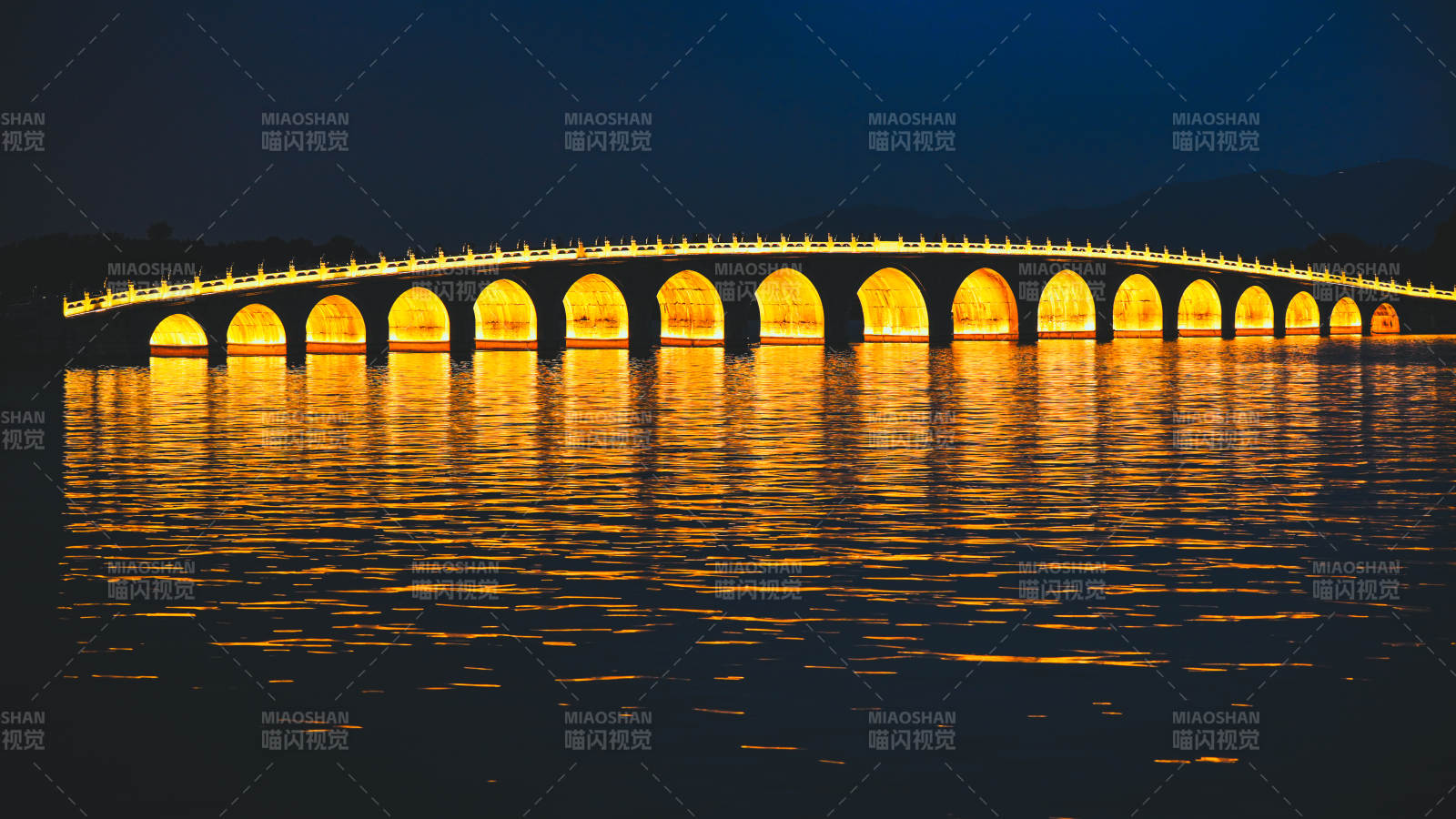 夜色中的十七孔桥光影倒映图片