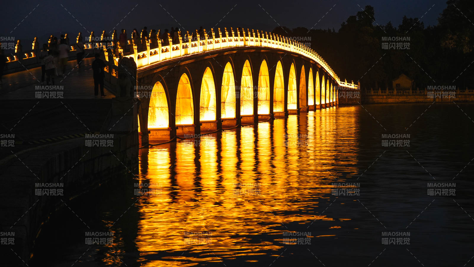 夜晚颐和园十七孔桥映水光图片