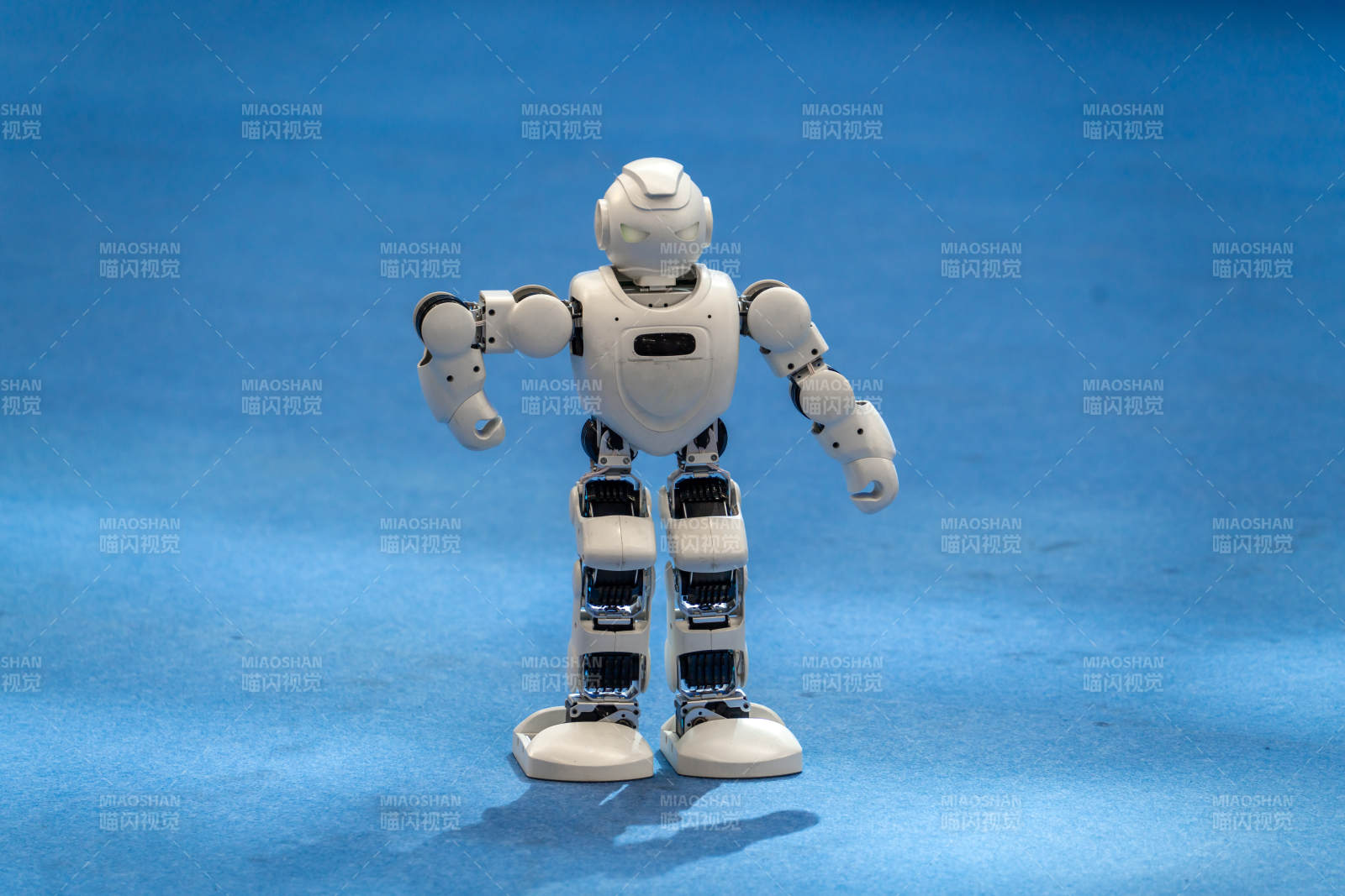 机器人站立蓝色背景图片
