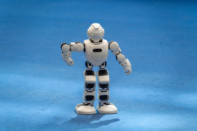 机器人站立蓝色背景图片