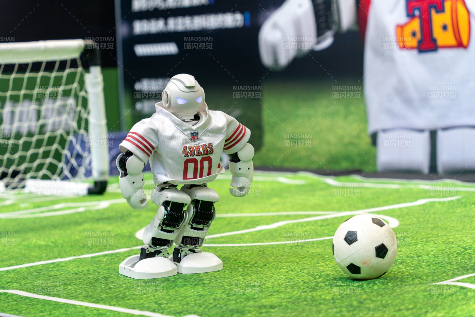 机器人踢足球图片