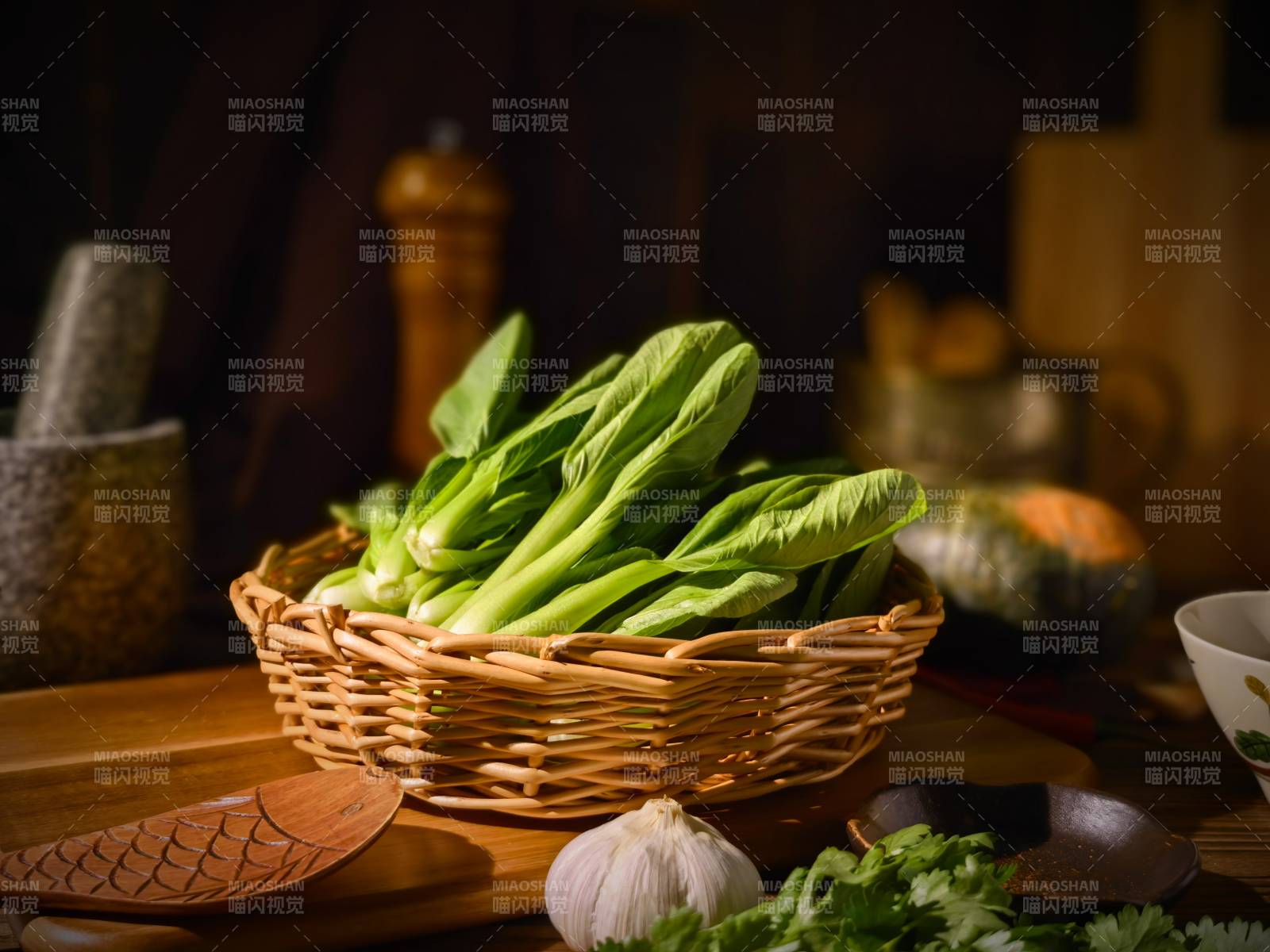 新鲜青菜篮中盛图片