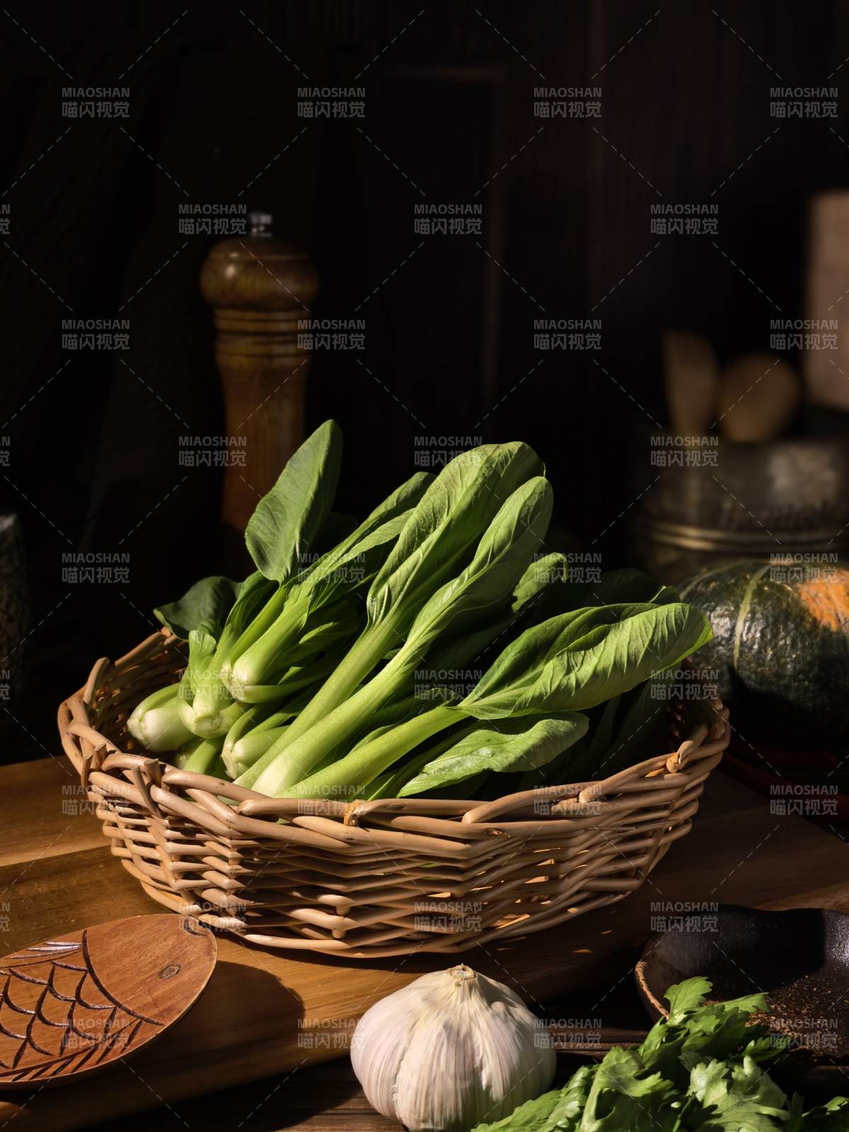 青菜篮中鲜嫩绿图片