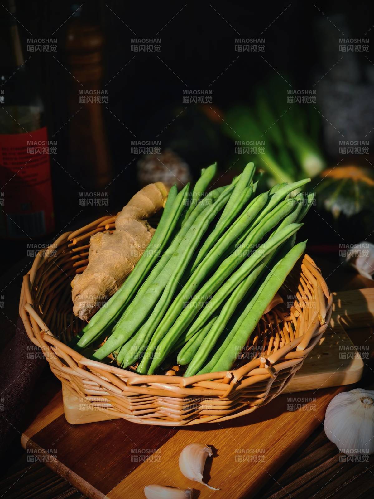 新鲜豆角与姜蒜图片