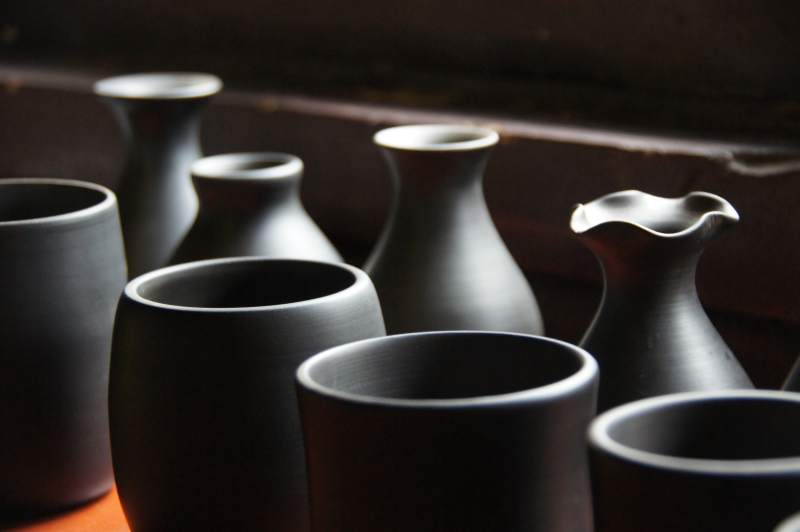 黑陶器皿静置陈列图片