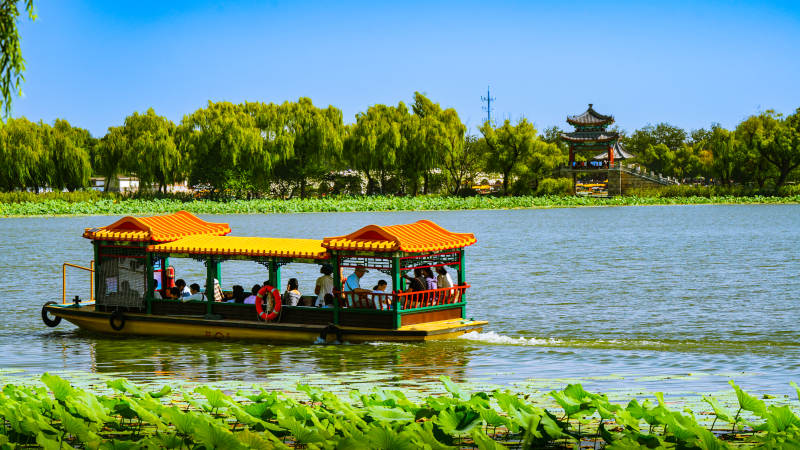 湖上彩舟游图片