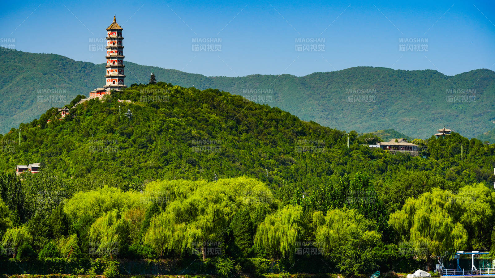 玉泉山玉峰塔塔影青山绿水间图片