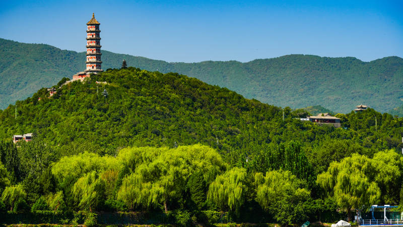 玉泉山玉峰塔塔影青山绿水间图片