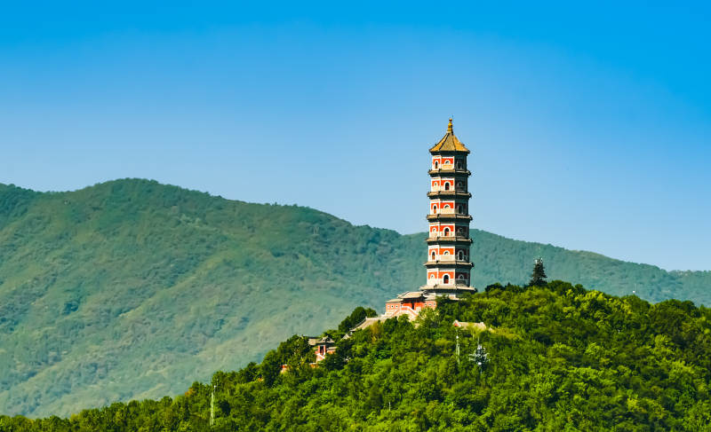 玉泉山玉峰塔映碧空图片