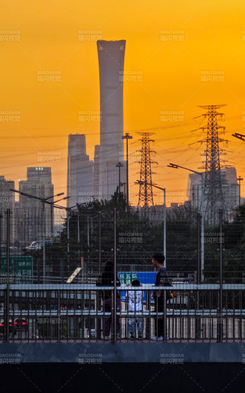 北京暮色中的天际线图片