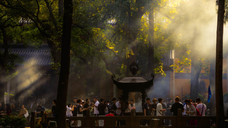 烟雾缭绕的庙宇图片