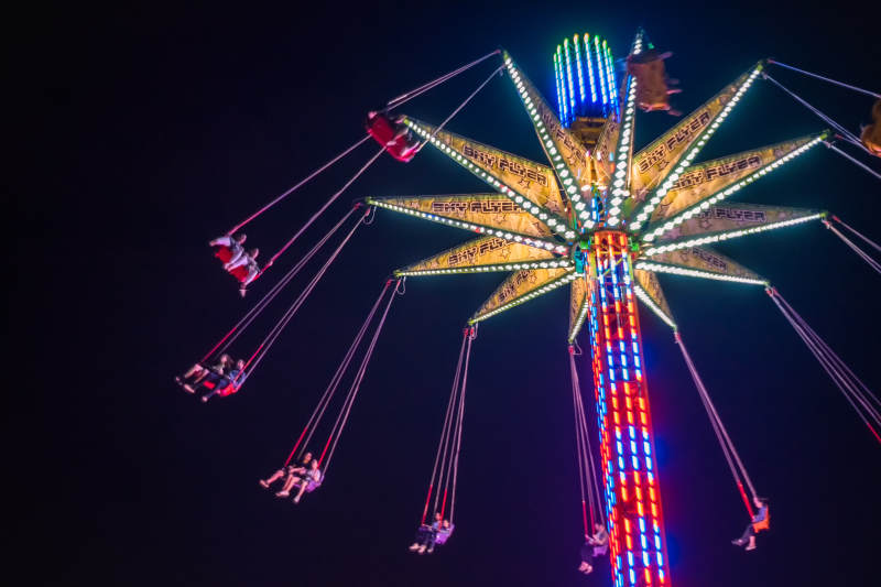 夜幕下的旋转秋千图片