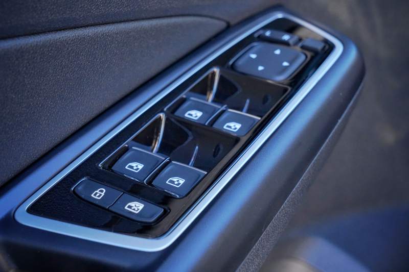 汽车车窗控制面板特写图片