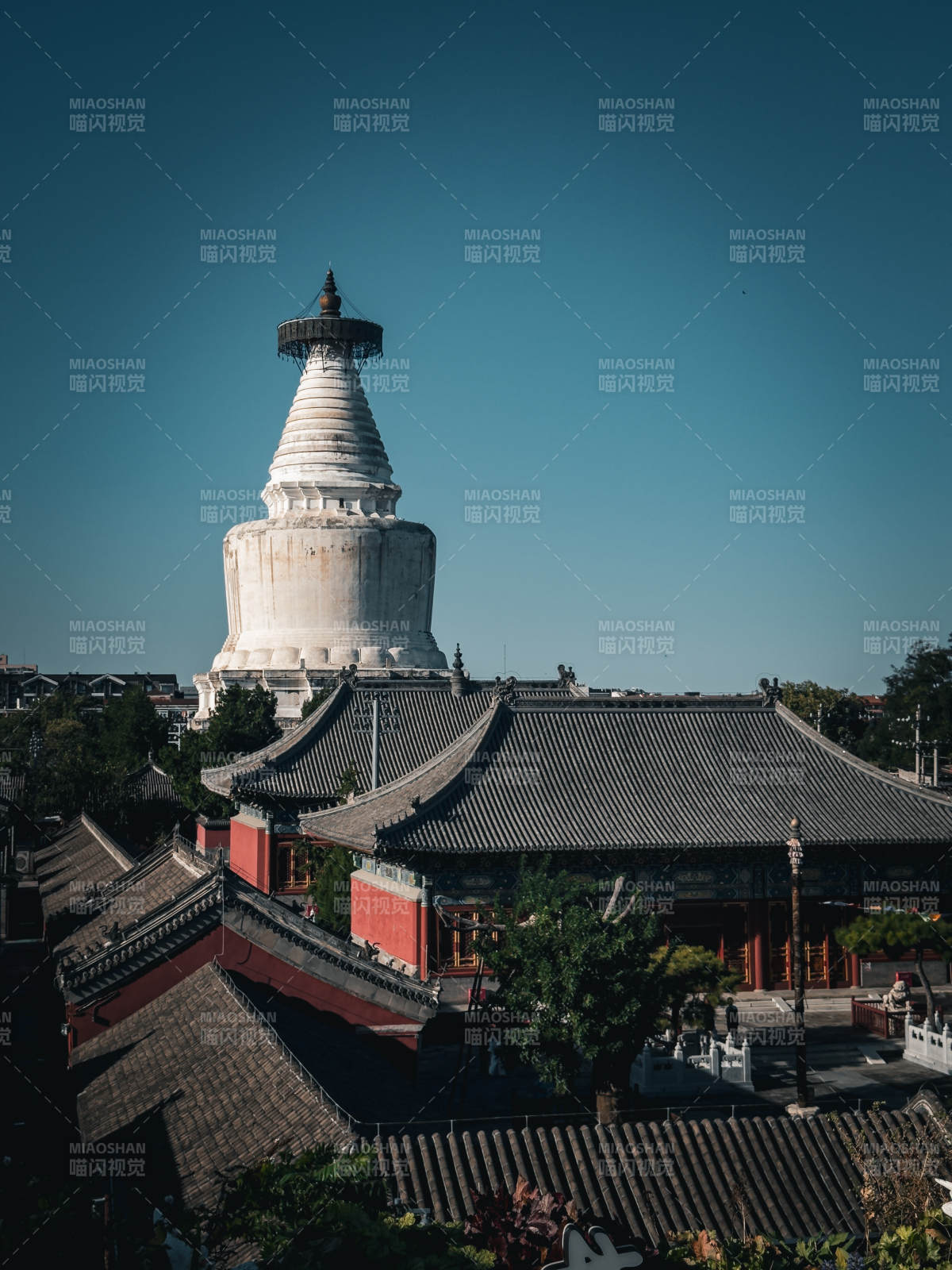 航拍北京妙应寺白塔风光图片