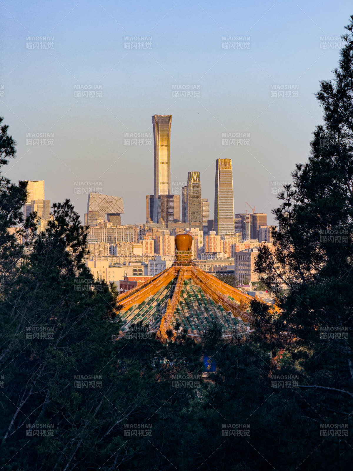 景山公园的古亭与北京国贸的傍晚图片