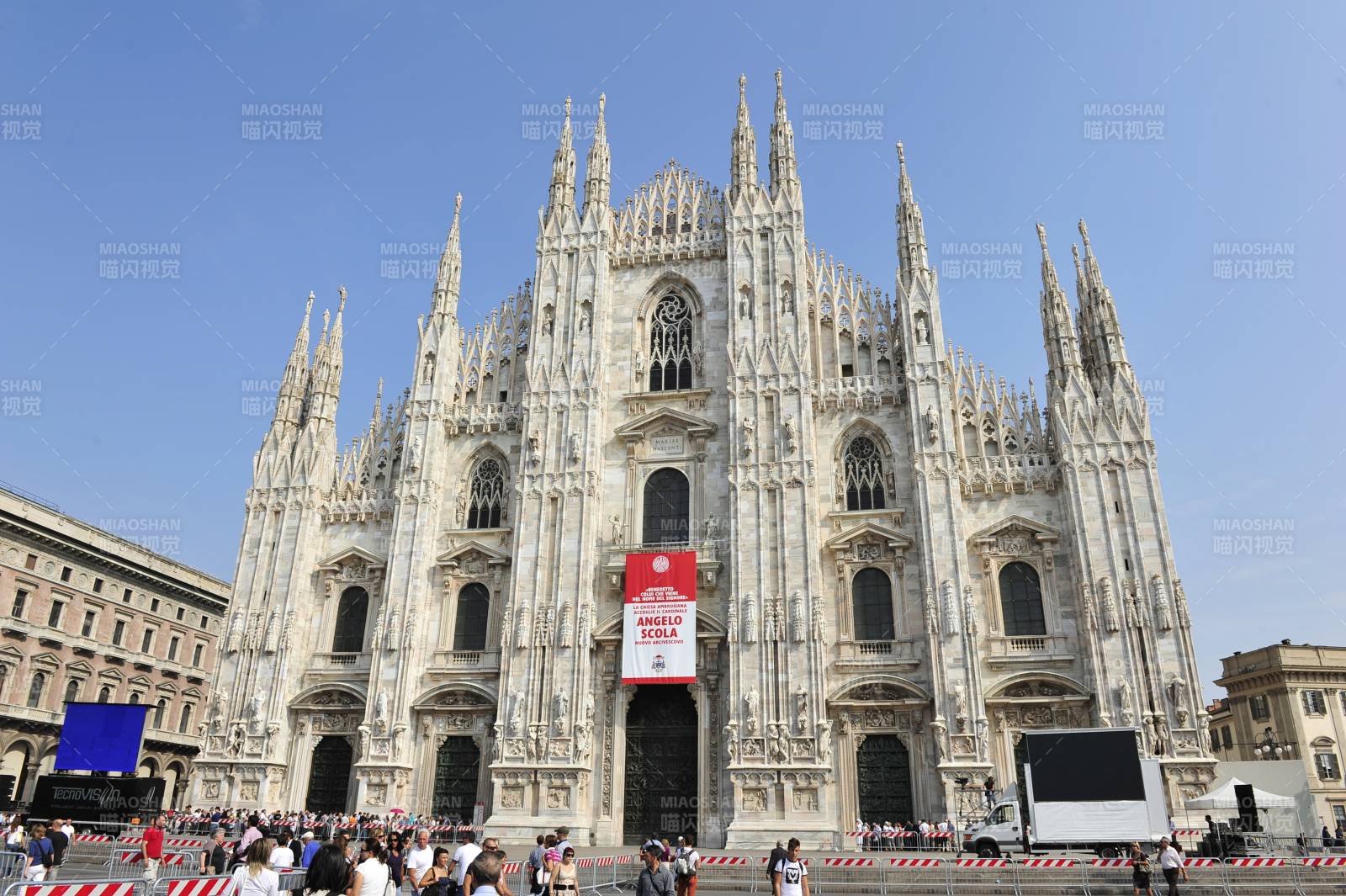 意大利米兰大教堂前人群图片