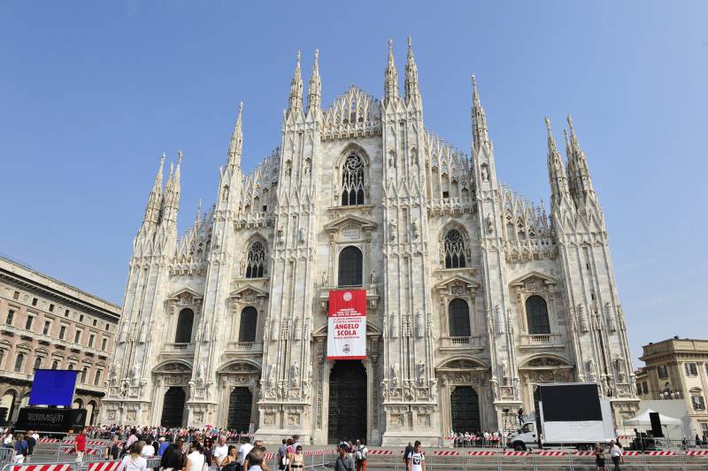 意大利米兰大教堂前人群图片