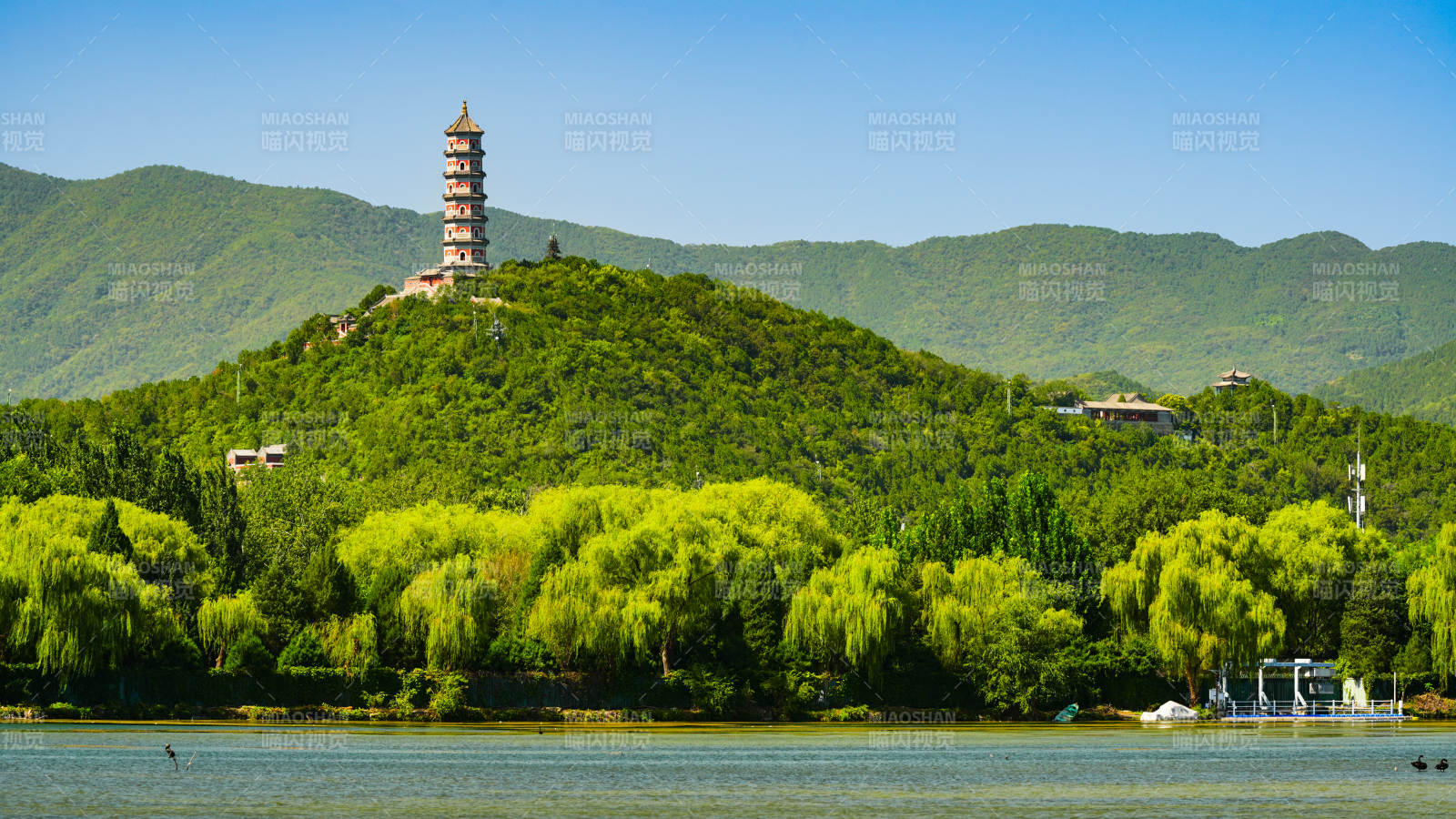 颐和园昆明湖湖畔塔影山色图片