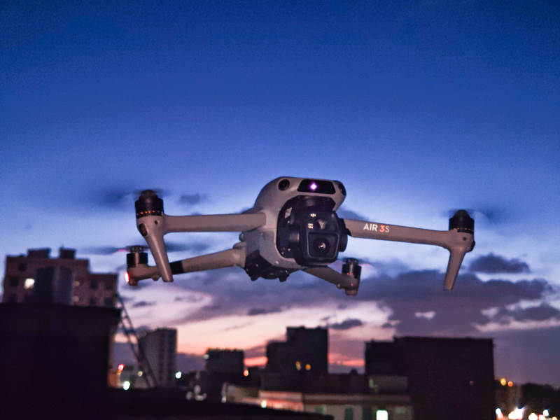 无人机夜航城市上空图片