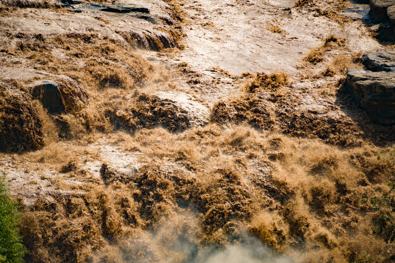 黄河壶口瀑布流冲刷岩壁图片