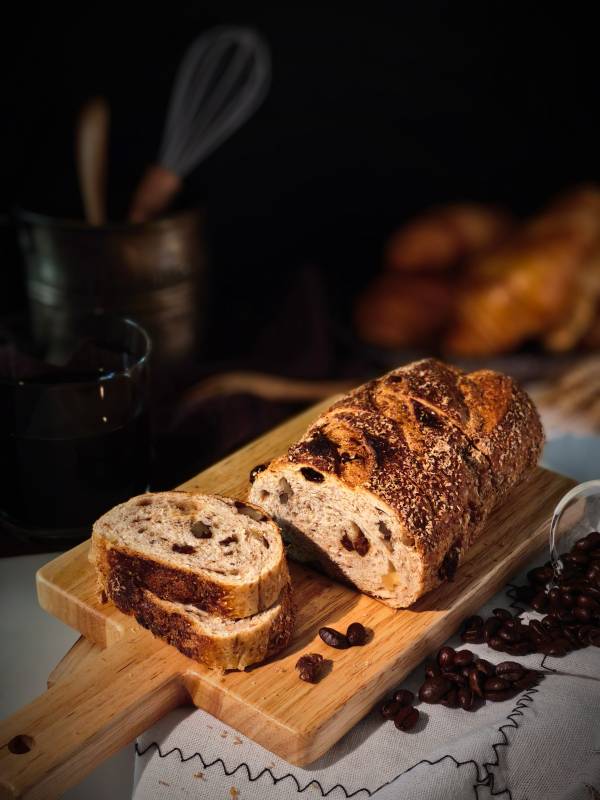 杂粮可颂坚果包和咖啡豆图片