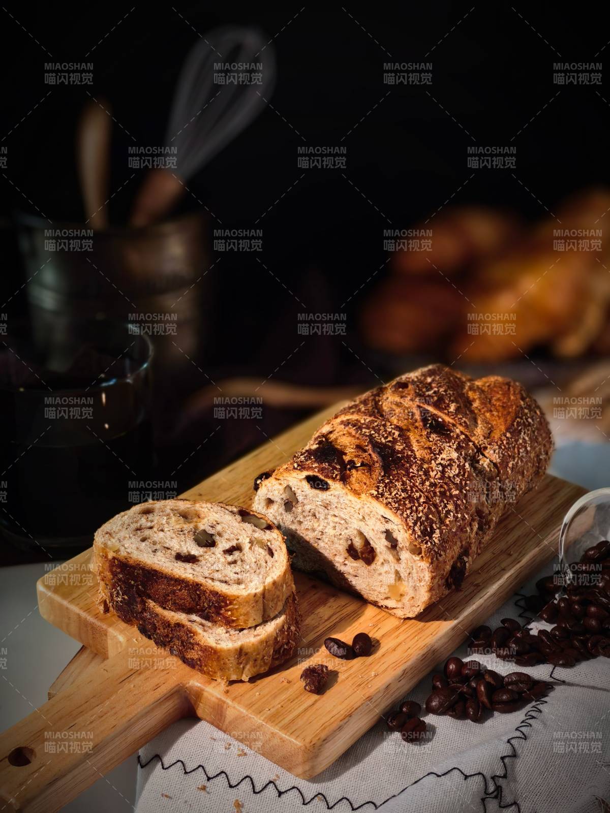 杂粮可颂坚果包和咖啡豆图片