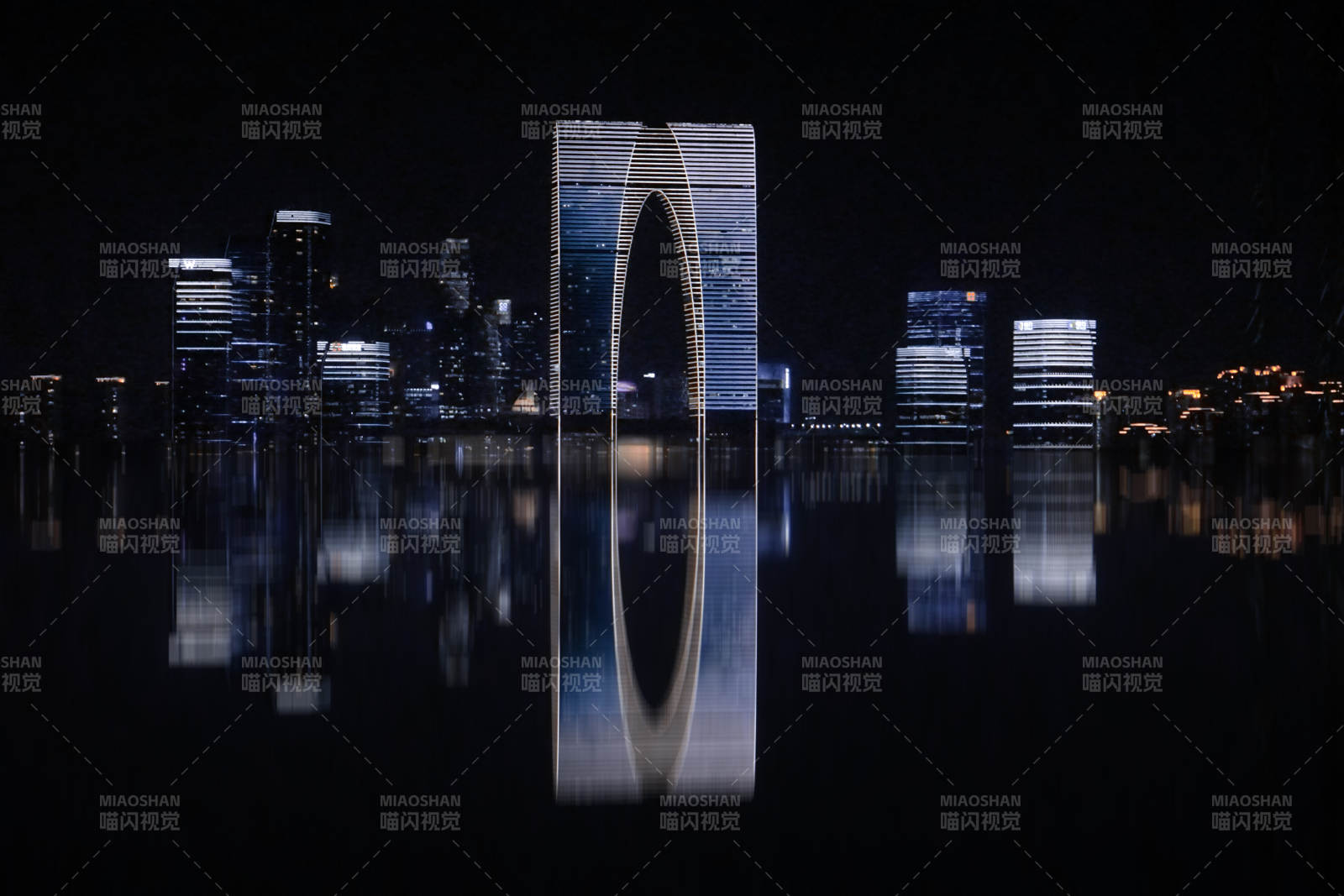 夜幕下的苏州城市倒影图片