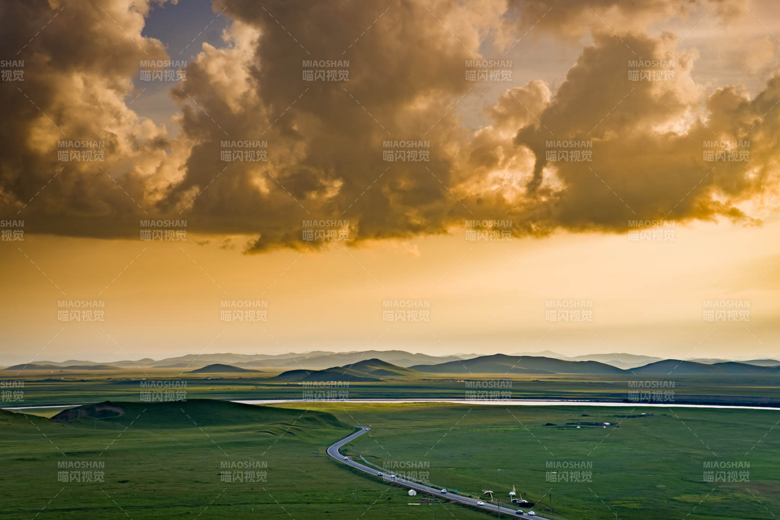 川西若尔盖草原黄河第一湾晚霞图片