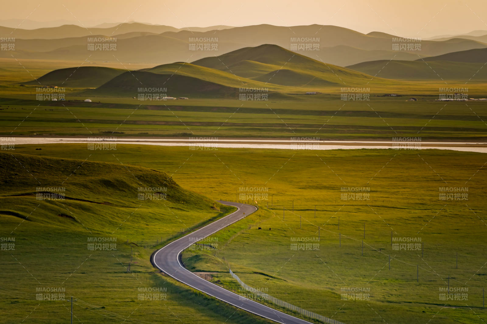 川西若尔盖草原蜿蜒路图片