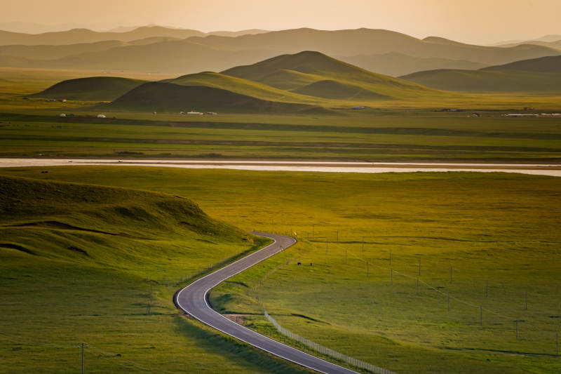 川西若尔盖草原蜿蜒路图片