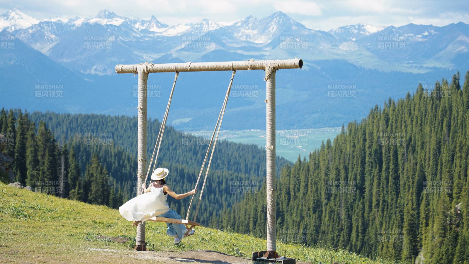 喀拉峻鲜花台的秋千的少女图片