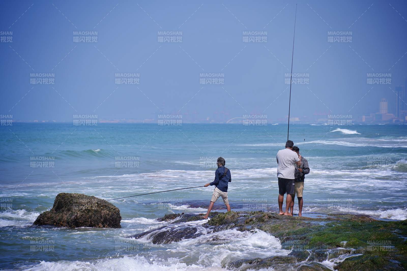 海边垂钓三人行图片