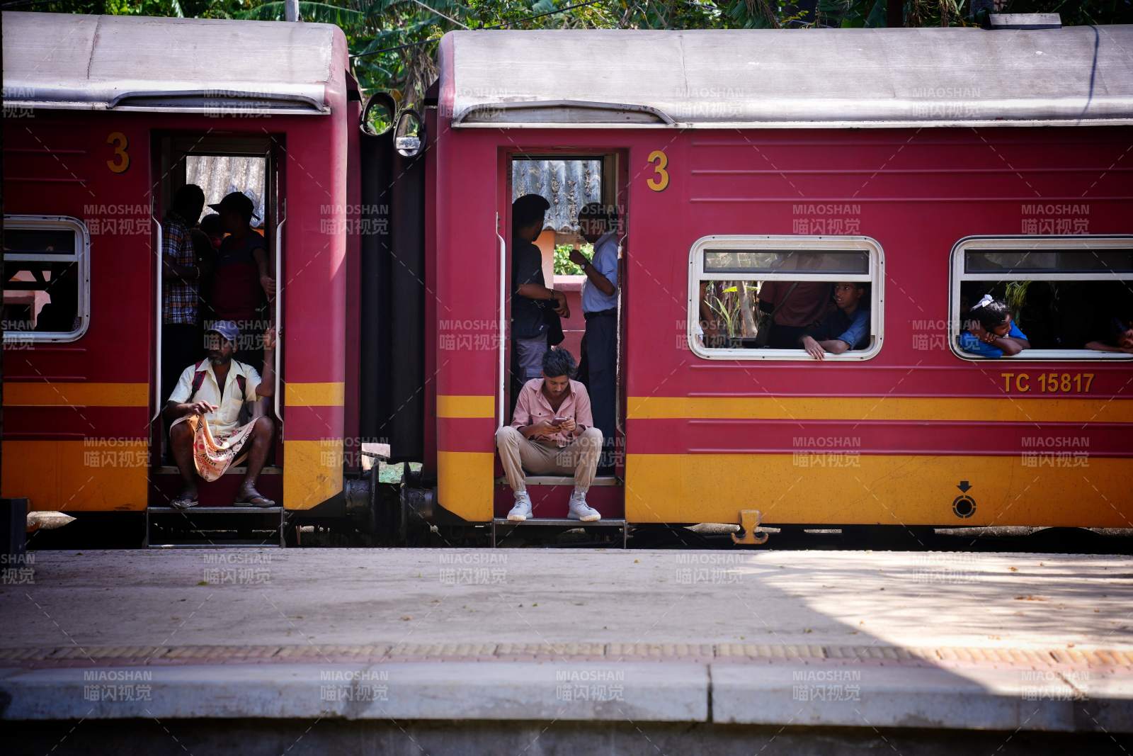 科伦坡火车门口的乘客图片