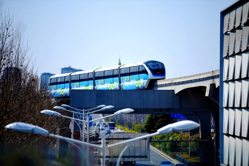城市轻轨穿行图（安徽芜湖）图片