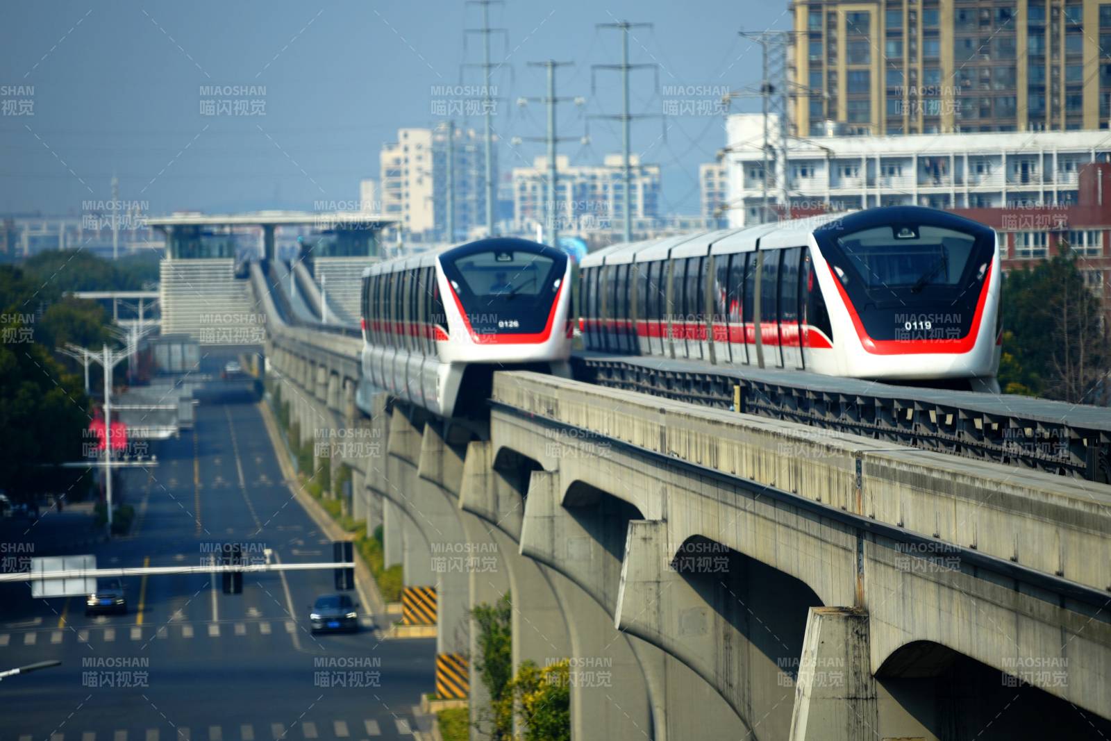 城市轻轨穿行图（安徽芜湖）图片