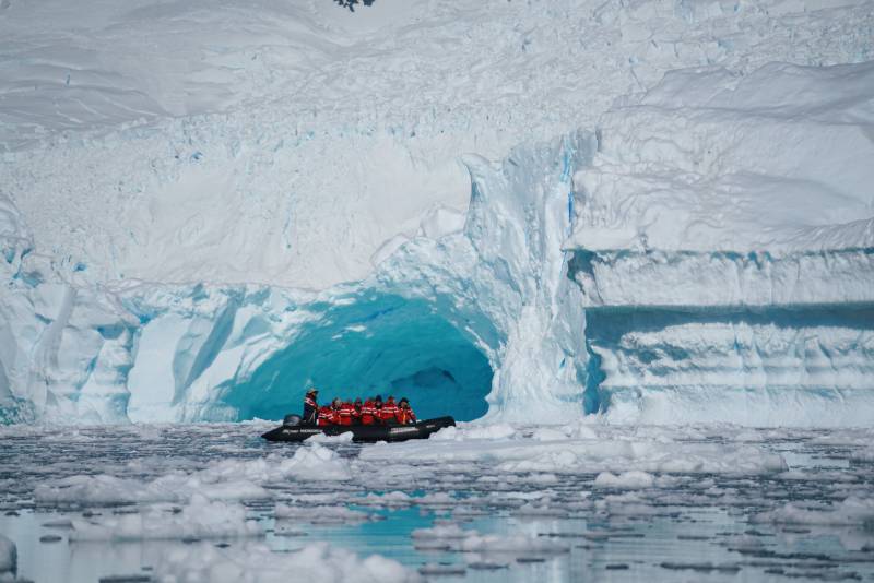 南极冰洞探险图片