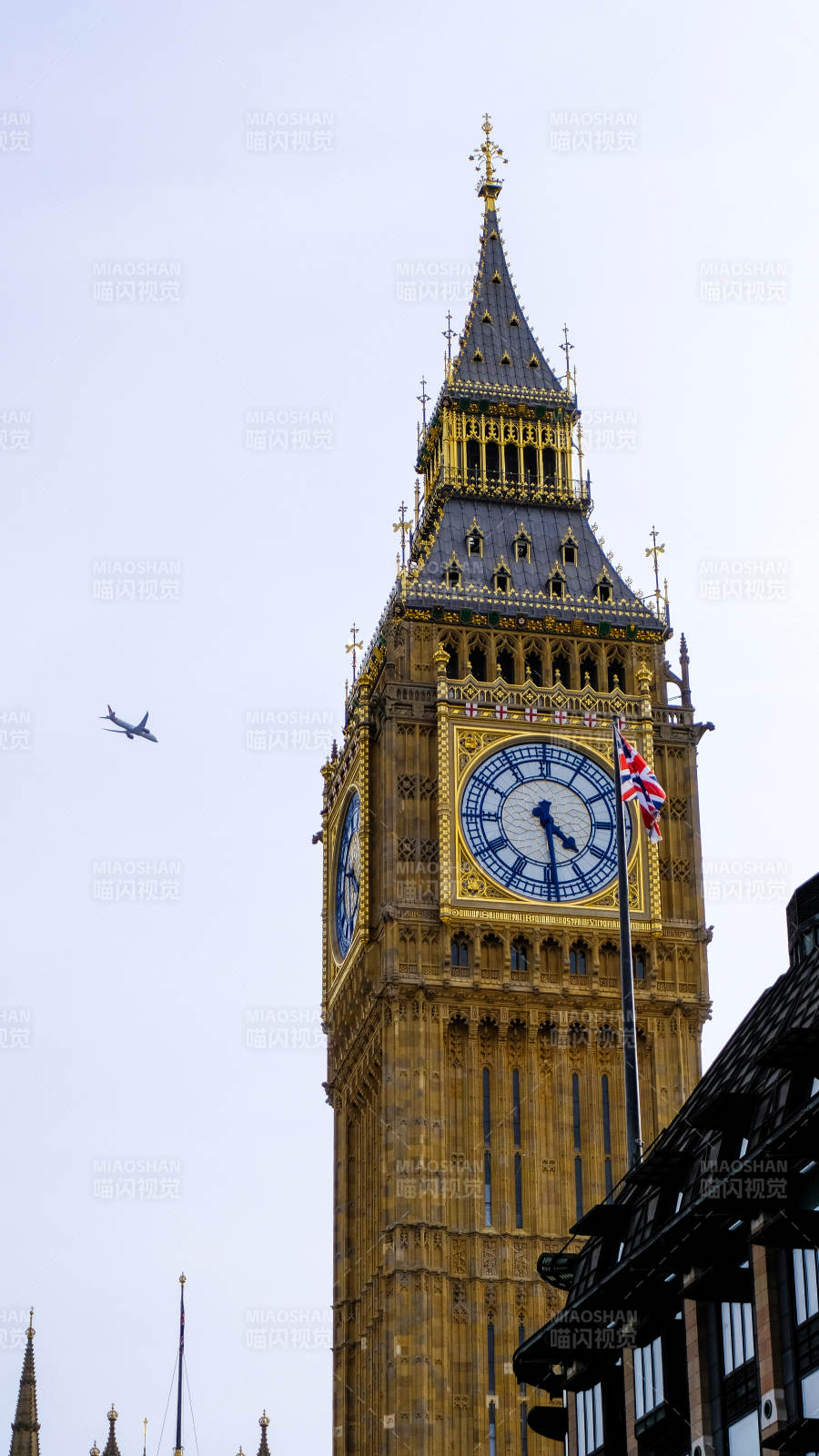 伦敦大本钟与飞过的飞机图片