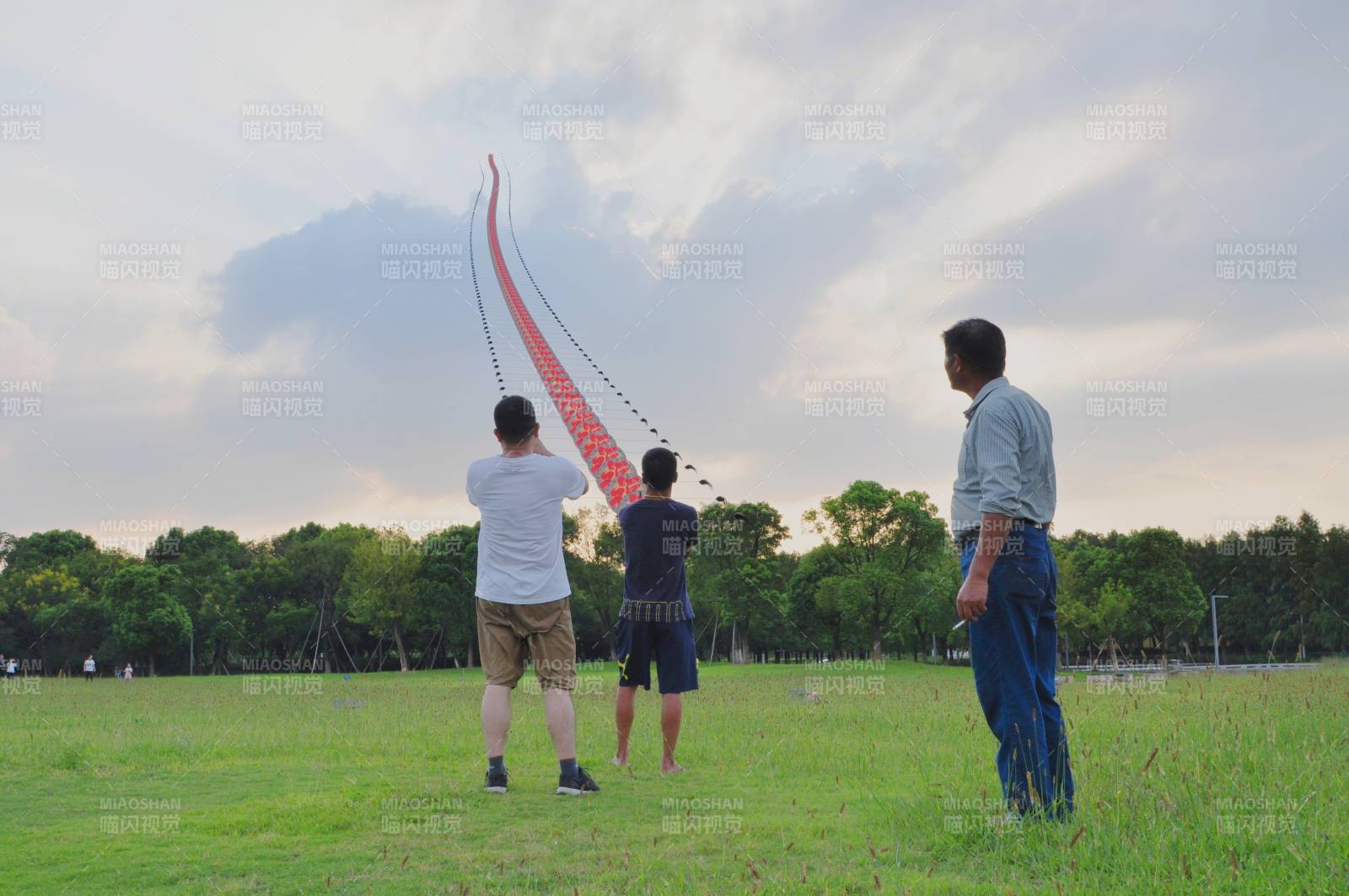 三人放风筝图片