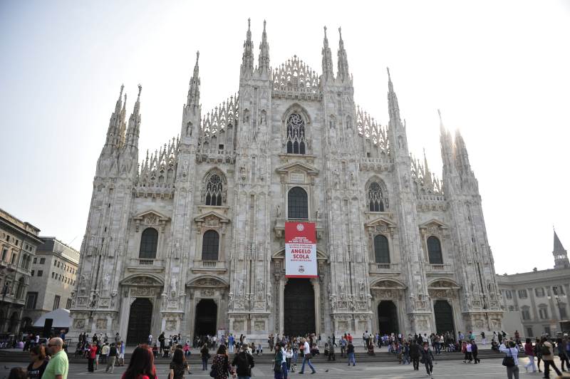 米兰大教堂前的游客图片